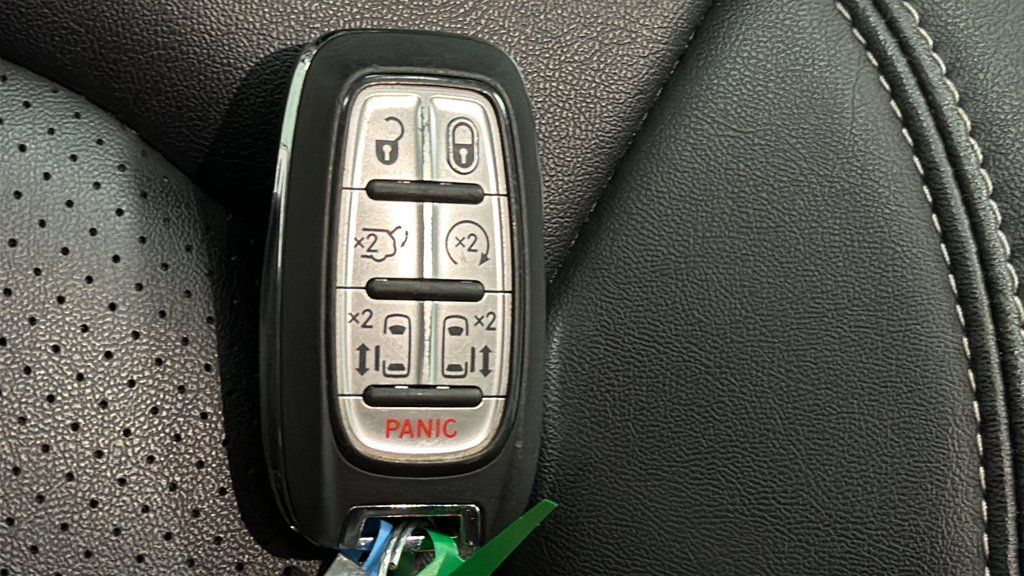 Used 2024 Chrysler Pacifica Touring-L FWD image 20