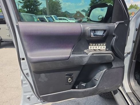 Used 2019 Toyota Tacoma TRD Sport AWD/4WD image 11