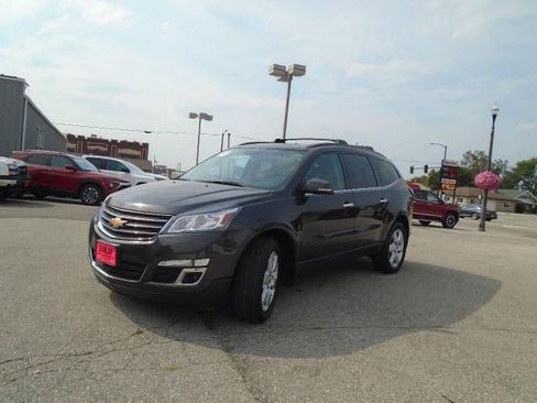 Used 2017 Chevrolet Traverse LT w/ Style and Technology Package image 3