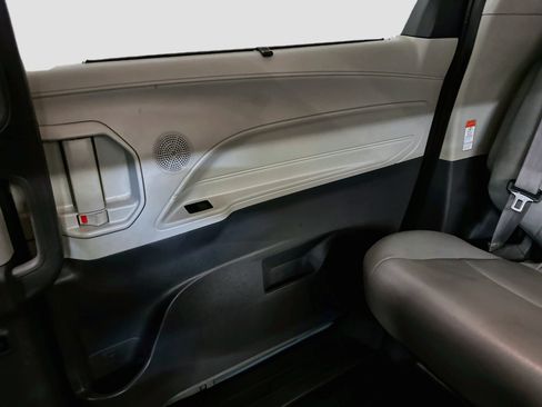 Used 2021 Toyota Sienna XLE AWD/4WD image 34