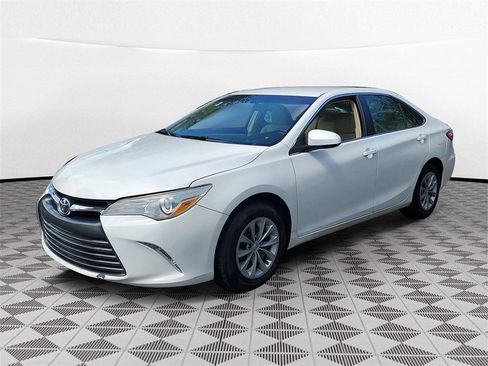 Used 2017 Toyota Camry LE image 2