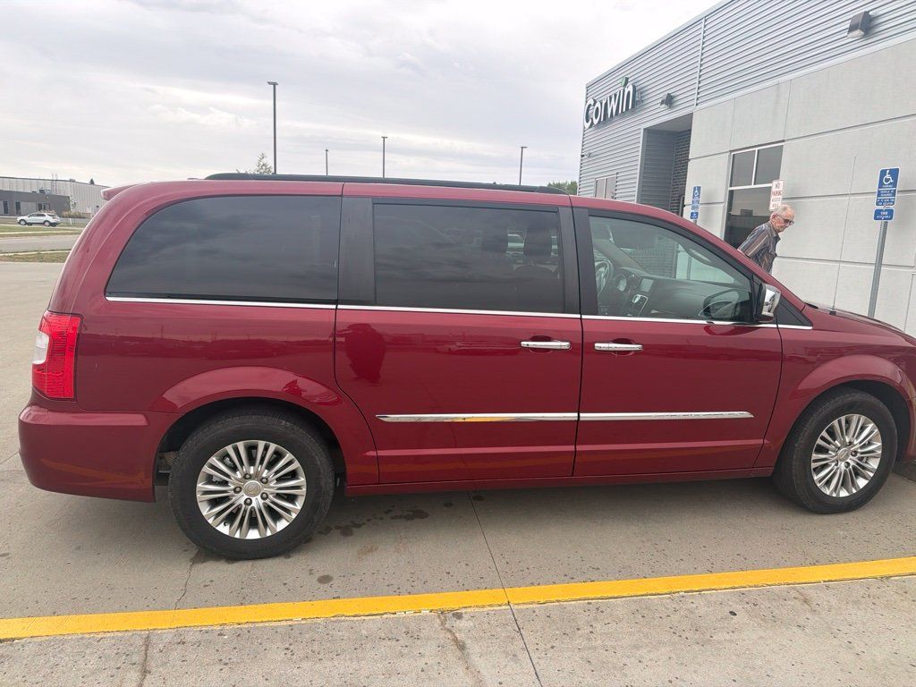 Used 2015 Chrysler Town & Country Touring-L w/ Driver Convenience Group FWD image 8