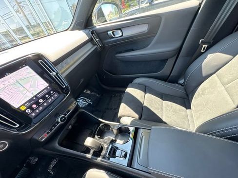 Certified 2025 Volvo XC40 B5 Plus AWD/4WD image 22