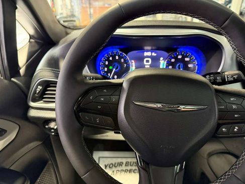 Used 2025 Chrysler Pacifica Limited image 12