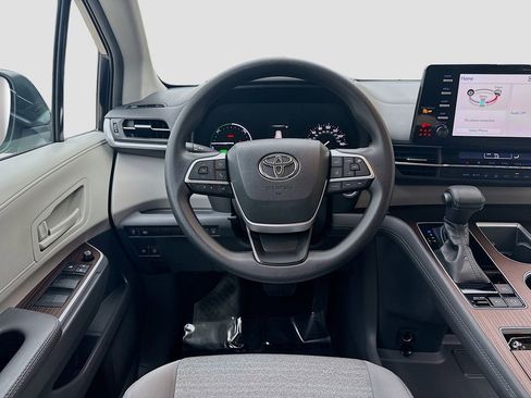 Used 2021 Toyota Sienna LE image 20