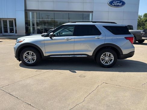 Used 2023 Ford Explorer XLT image 2