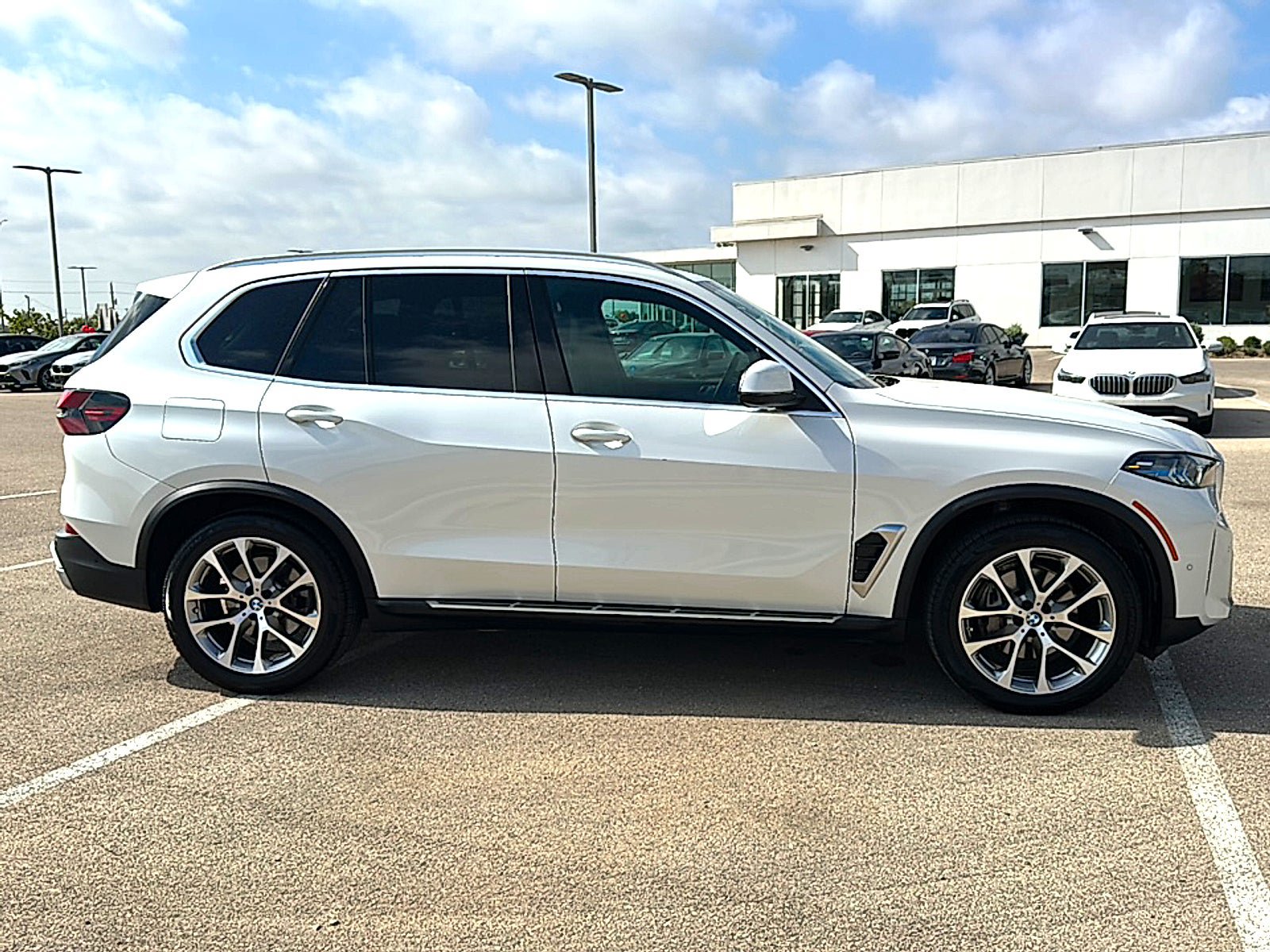 Used 2024 BMW X5 xDrive40i w/ Premium Package AWD/4WD image 9