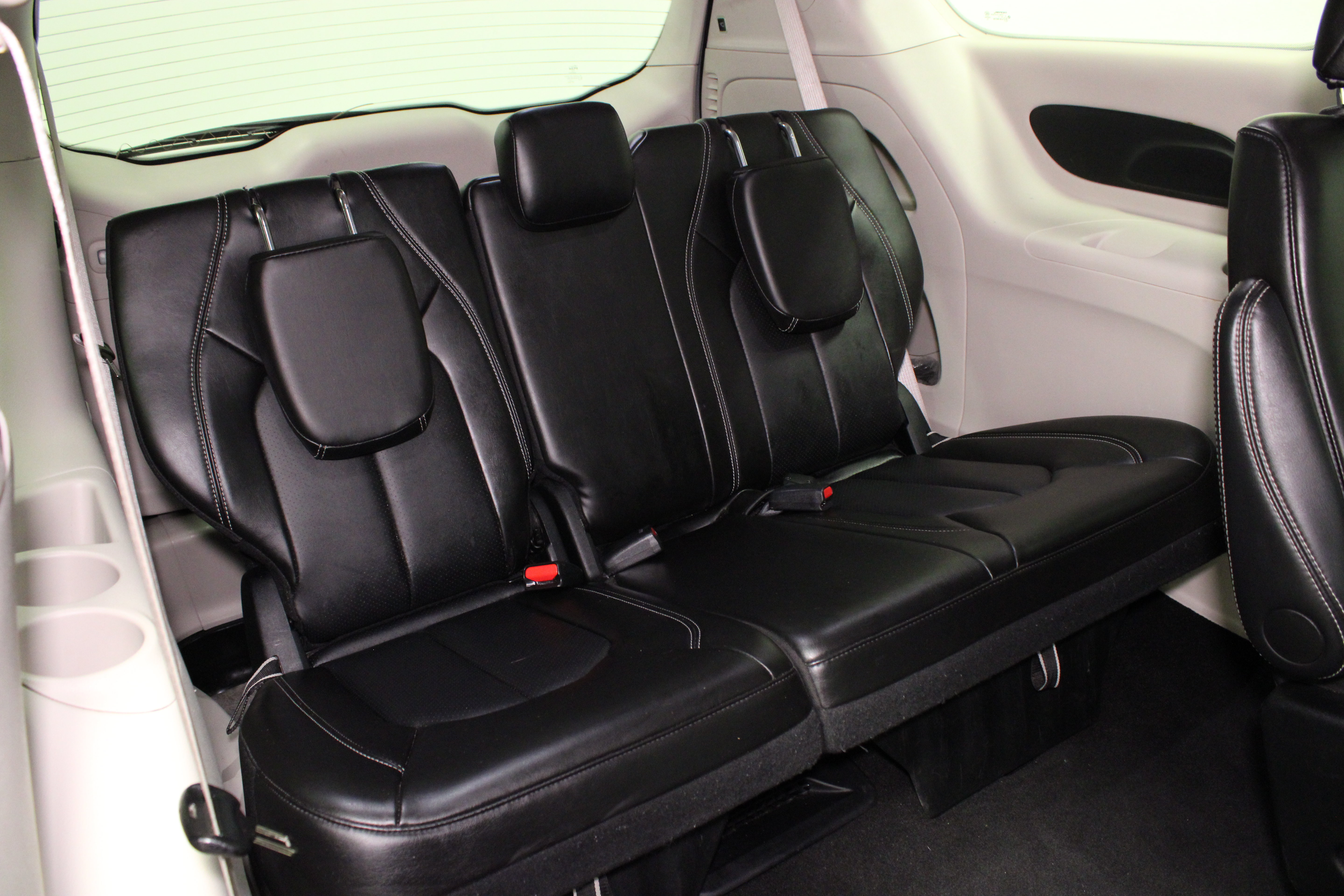 Used 2024 Chrysler Pacifica Touring-L FWD image 16