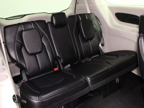 Used 2024 Chrysler Pacifica Touring-L FWD image 16