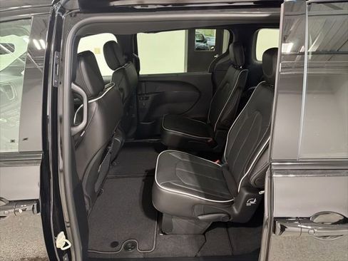 New 2026 Chrysler Pacifica Limited w/ S Appearance Package image 13