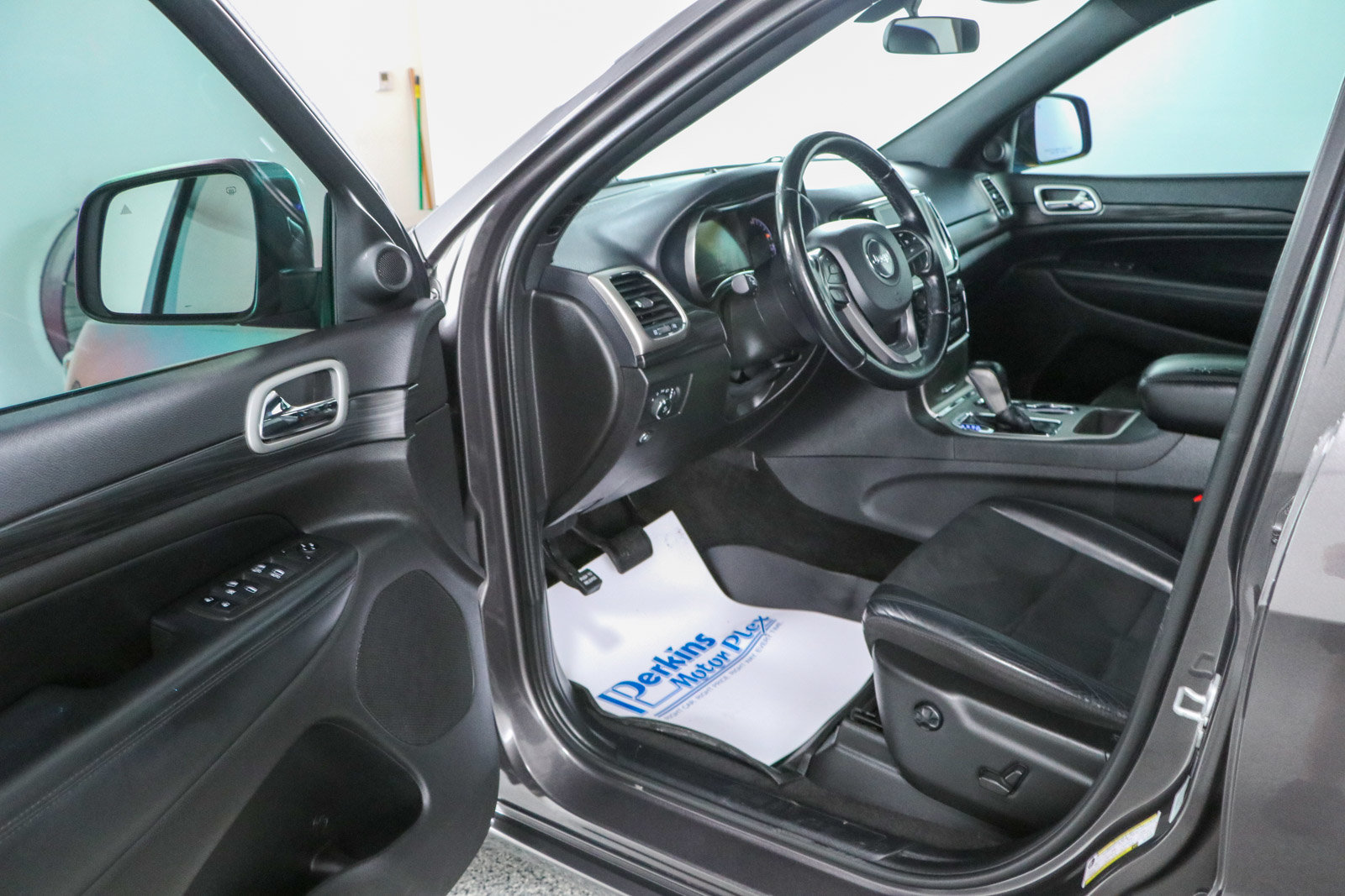 Used 2021 Jeep Grand Cherokee Laredo X RWD image 3