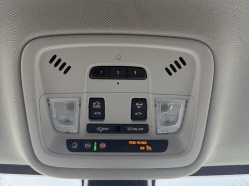 Used 2020 Chevrolet Traverse Premier image 34