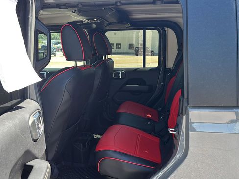Used 2023 Jeep Gladiator Overland image 9