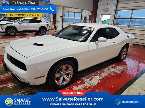 Used 2016 Dodge Challenger SXT RWD image 1