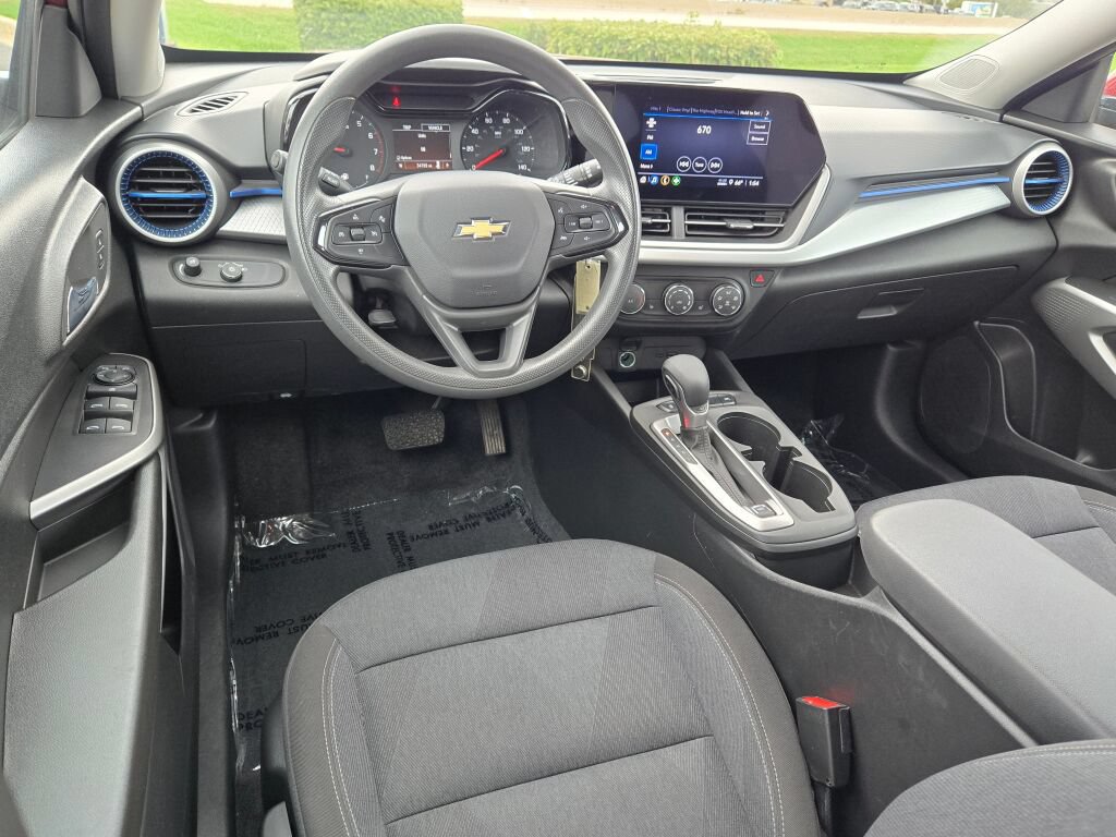 Used 2024 Chevrolet Trax LS w/ LS Convenience Package FWD image 2