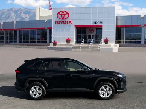 Used 2021 Toyota RAV4 LE AWD/4WD image 3