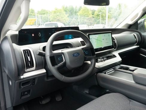 Used 2025 Ford Expedition Active RWD image 3