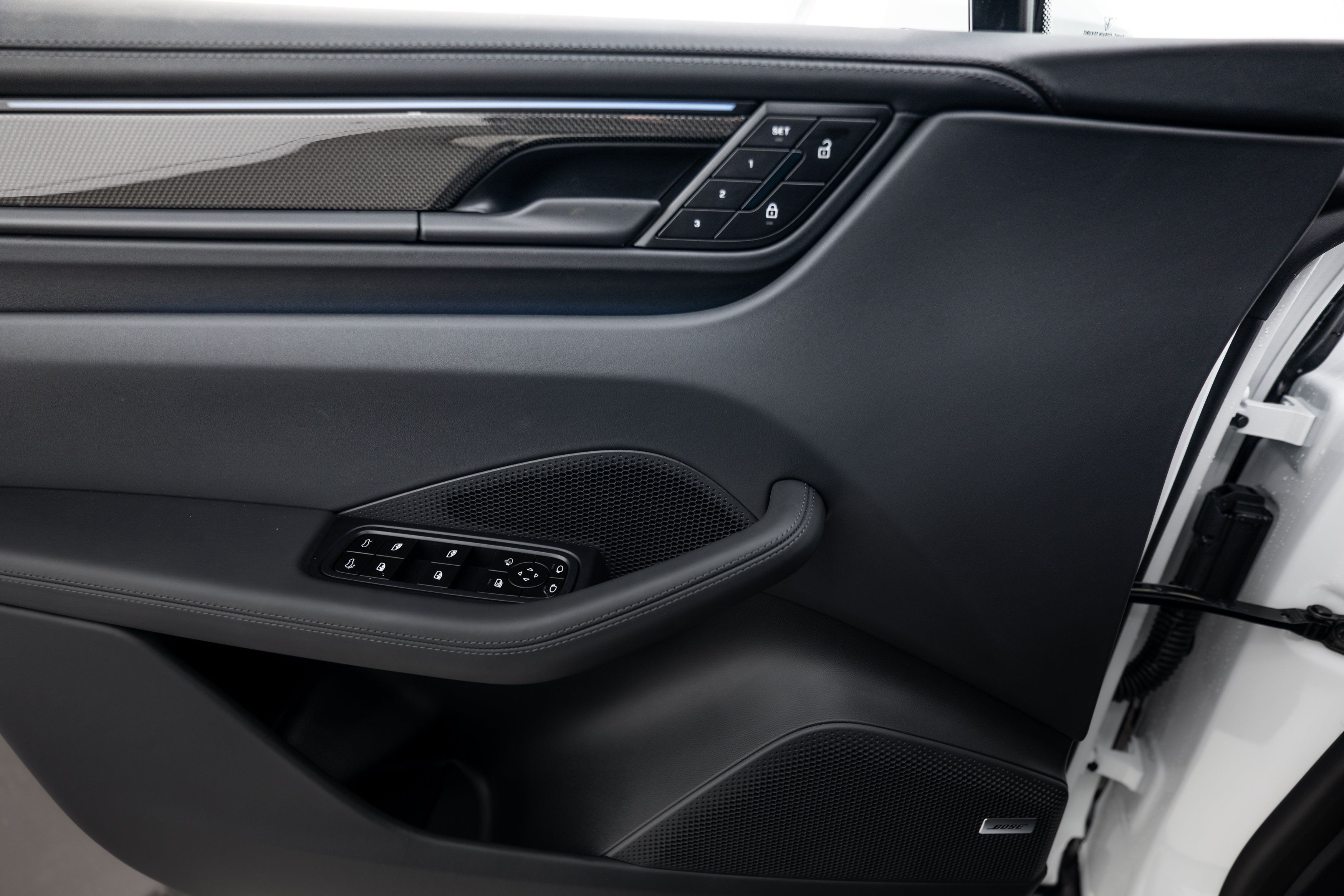 Certified 2025 Porsche Macan Turbo Electric AWD/4WD image 17