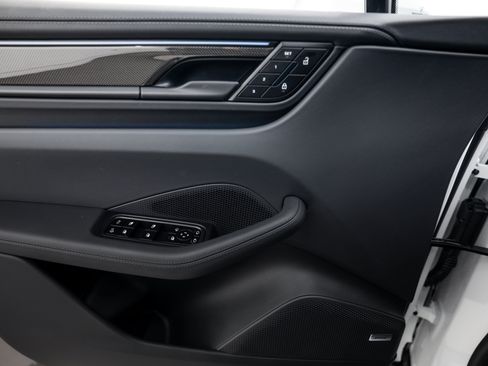 Certified 2025 Porsche Macan Turbo Electric AWD/4WD image 17