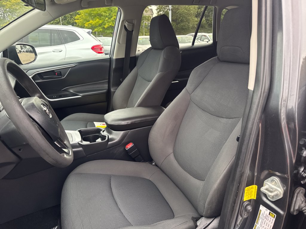 Used 2021 Toyota RAV4 LE AWD/4WD image 15