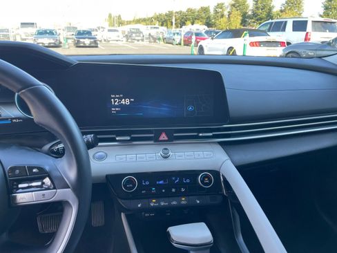 Used 2025 Hyundai Elantra Limited image 17