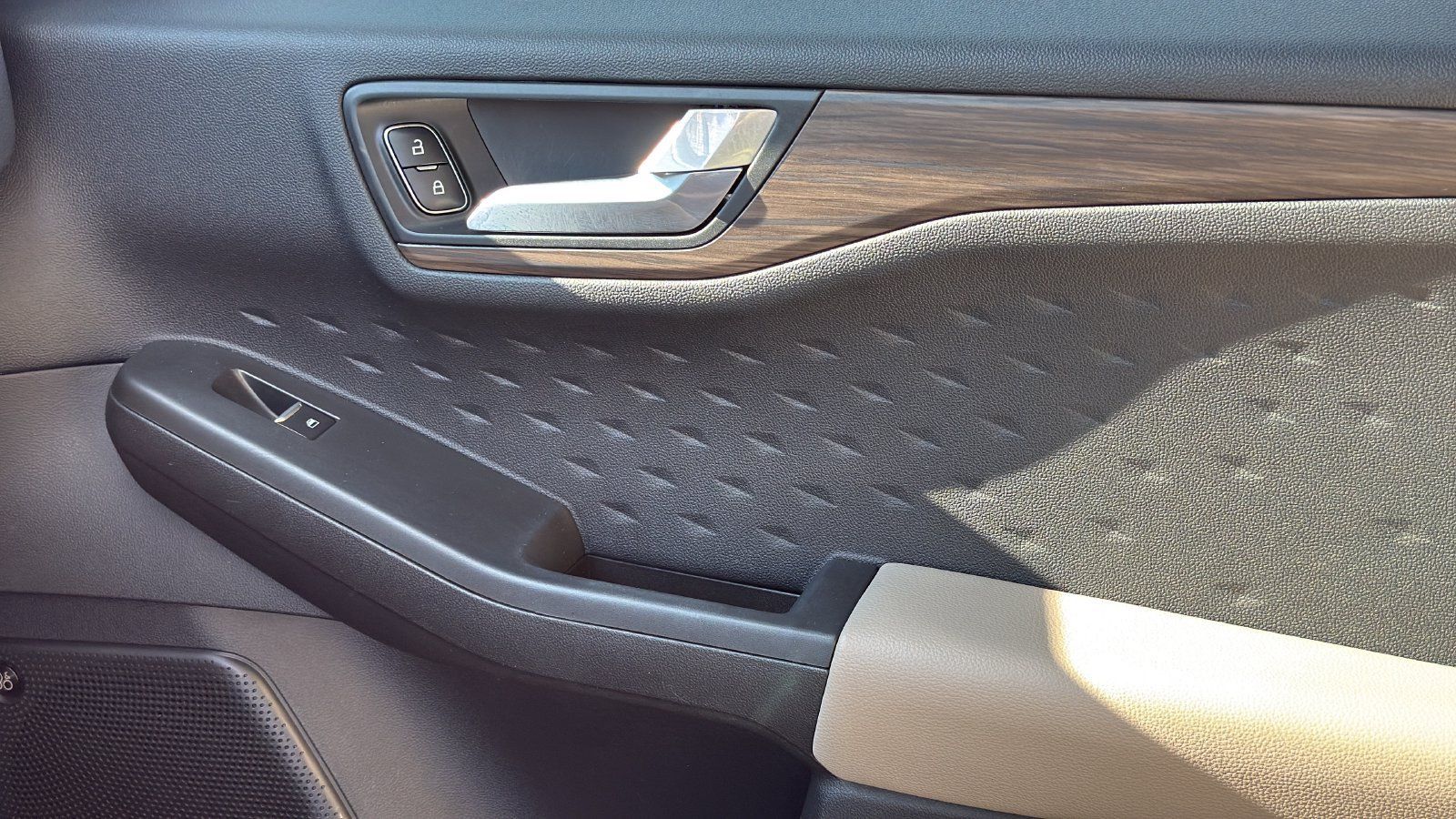 Used 2020 Ford Escape Titanium FWD image 21