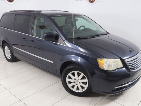 Used 2013 Chrysler Town & Country Touring FWD image 16