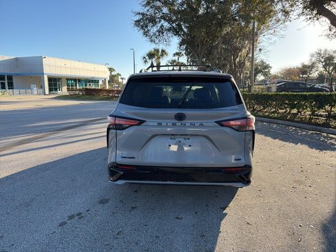 Used 2025 Toyota Sienna XSE w/ XSE Plus Package image 4