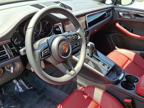 Used 2025 Porsche Macan image 4