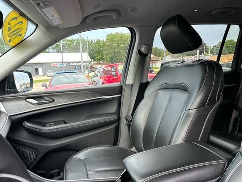 Used 2023 Jeep Grand Cherokee L Limited AWD/4WD image 37