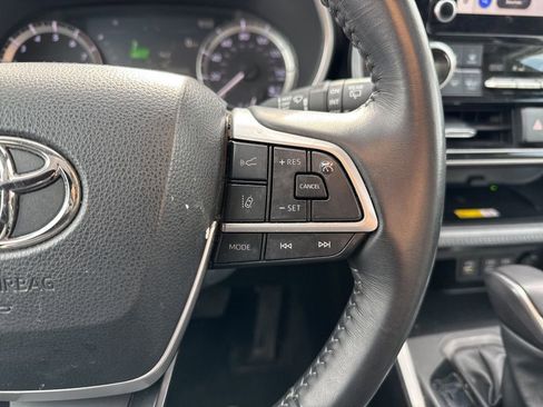 Used 2023 Toyota Highlander XLE image 11