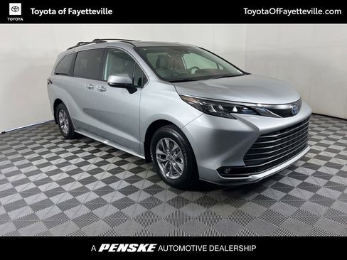 Certified 2025 Toyota Sienna XLE FWD image 19