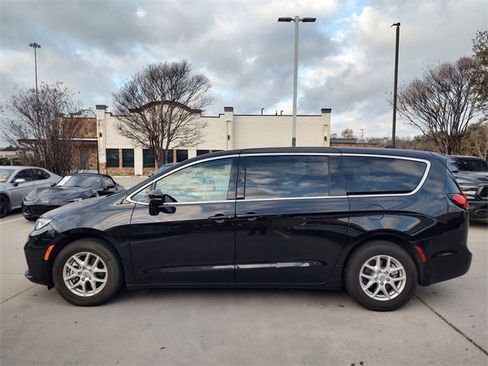 Certified 2024 Chrysler Pacifica Touring-L image 8