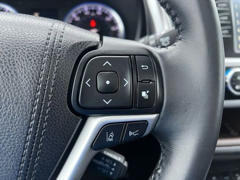 Used 2017 Toyota Highlander XLE image 16