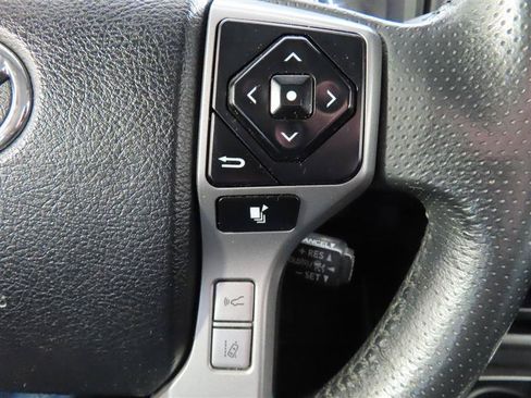 Used 2020 Toyota 4Runner SR5 AWD/4WD image 19
