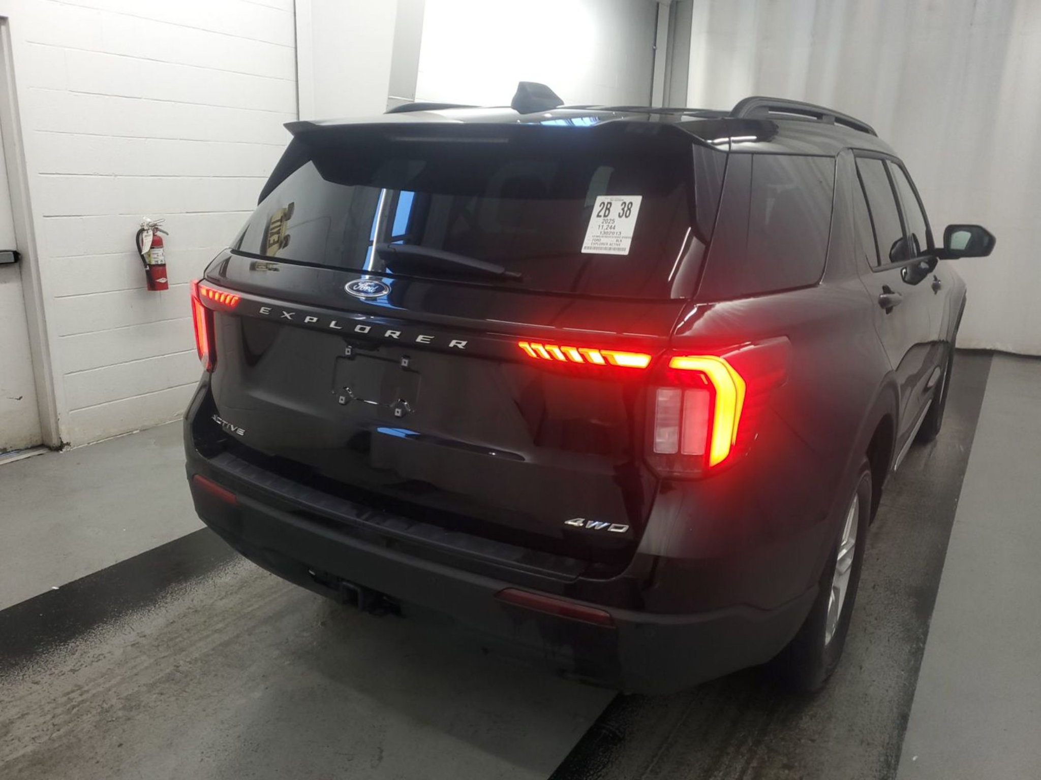 Used 2025 Ford Explorer Active AWD/4WD image 3