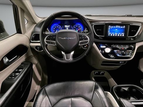 Used 2018 Chrysler Pacifica Touring-L FWD image 8