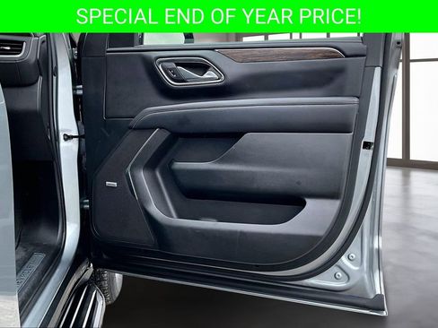 Used 2024 Chevrolet Suburban Premier image 28