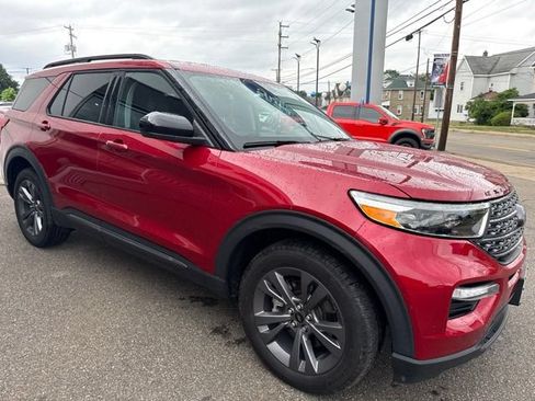 Used 2024 Ford Explorer XLT w/ Equipment Group 202A AWD/4WD image 4