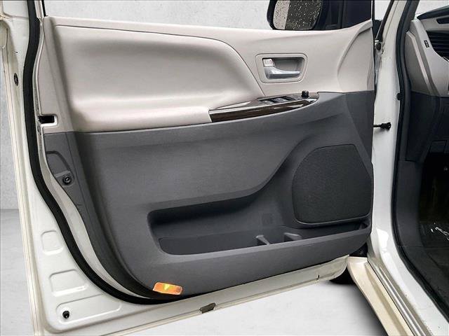 Used 2017 Toyota Sienna XLE FWD image 18
