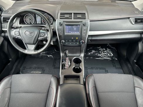 Used 2017 Toyota Camry SE image 3