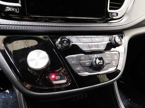 Used 2025 Chrysler Pacifica Limited image 28