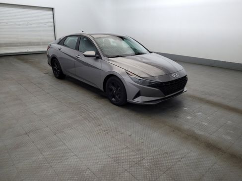 Used 2023 Hyundai Elantra SEL w/ Preferred Accessory Package FWD image 13
