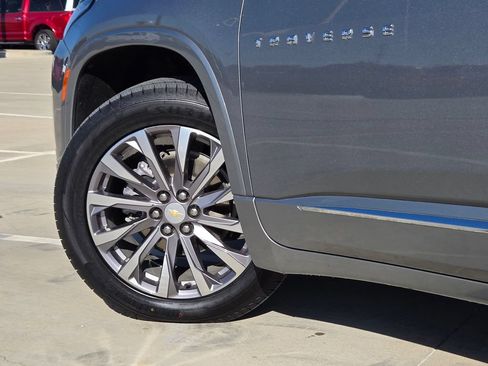Used 2023 Chevrolet Traverse Premier FWD image 33