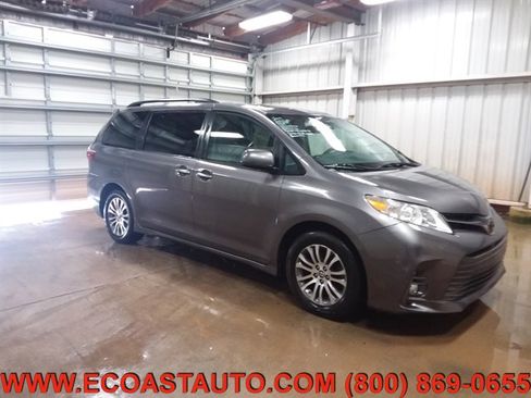 Used 2019 Toyota Sienna XLE image 1