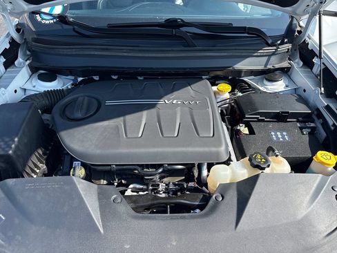 Used 2020 Jeep Cherokee Latitude Plus w/ Cold Weather Group AWD/4WD image 11