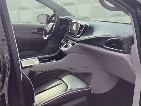 Certified 2024 Chrysler Pacifica Limited image 17