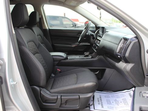 Used 2025 Nissan Pathfinder SV FWD image 8