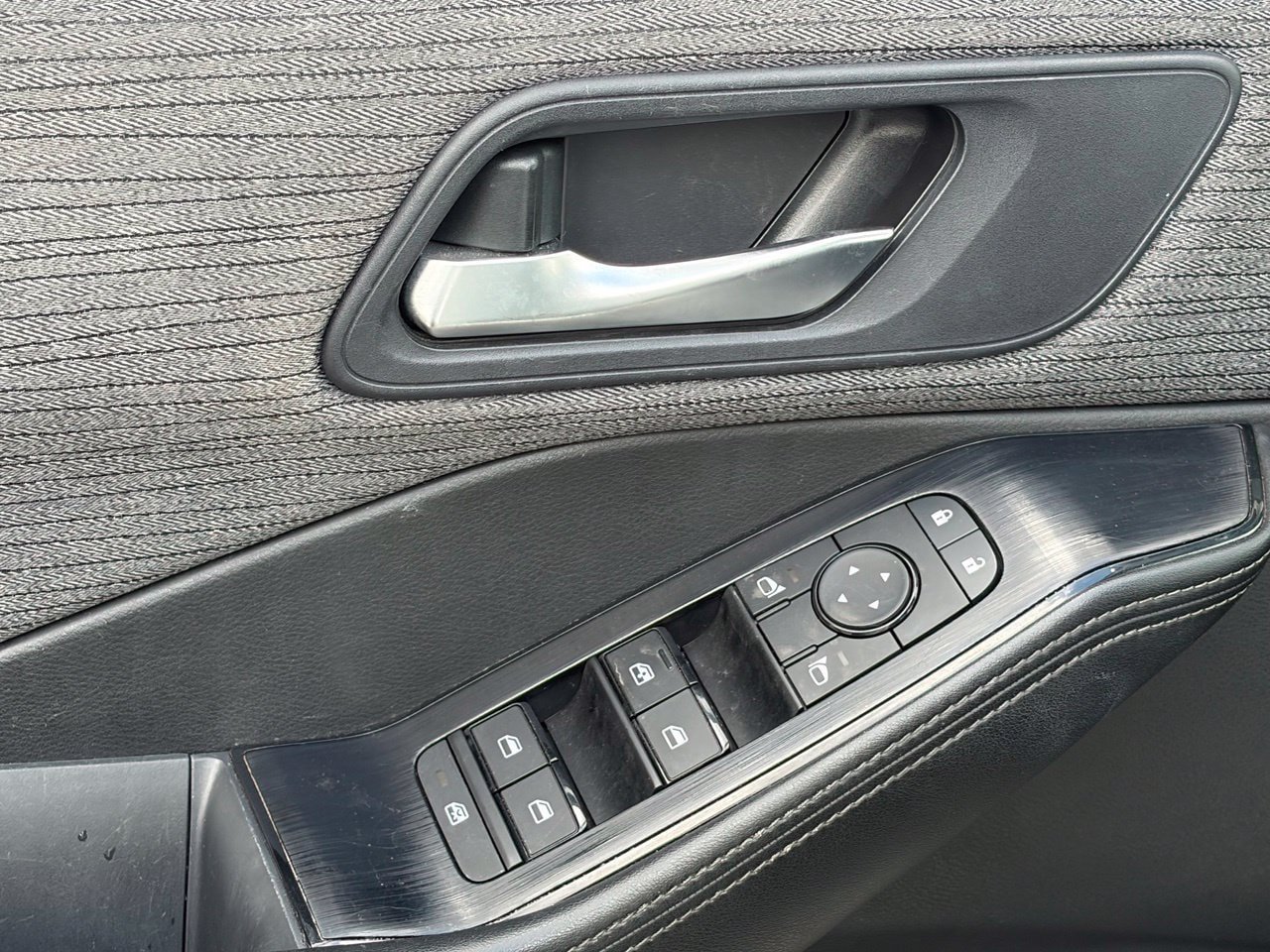 Used 2023 Nissan Rogue SV FWD image 5