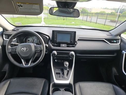Used 2021 Toyota RAV4 XLE Premium FWD image 29